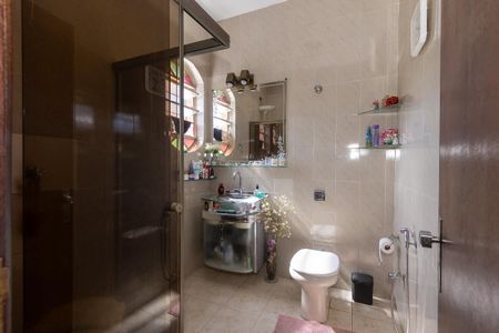 Casa à venda com 367m², 4 quartos e 4 vagas Casa à venda com 367m², 4 quartos e 4 vagasBanheiro da Suíte 2