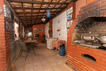 Casa à venda com 367m², 4 quartos e 4 vagas Casa à venda com 367m², 4 quartos e 4 vagasÁrea comum - Churrasqueira