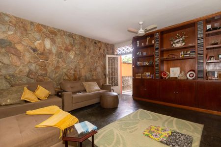 Casa à venda com 367m², 4 quartos e 4 vagas Casa à venda com 367m², 4 quartos e 4 vagasSala de TV