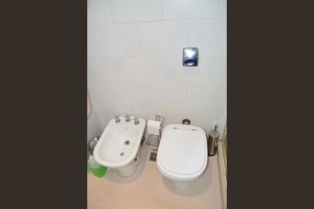 Apartamento à venda com 202m², 3 quartos e 1 vaga Apartamento à venda com 202m², 3 quartos e 1 vagaBanheiro Suíte 1