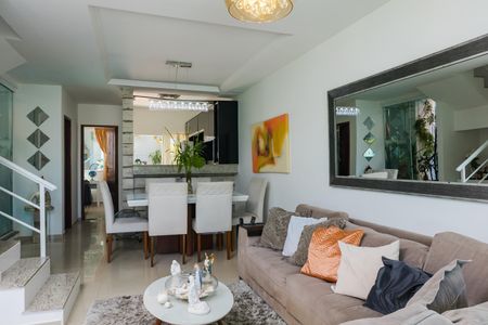 Casa à venda com 140m², 4 quartos e 2 vagasSala