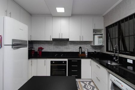 Casa à venda com 131m², 3 quartos e 2 vagas Casa à venda com 131m², 3 quartos e 2 vagasCozinha