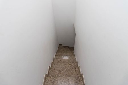 Casa à venda com 131m², 3 quartos e 2 vagas Casa à venda com 131m², 3 quartos e 2 vagasEscada