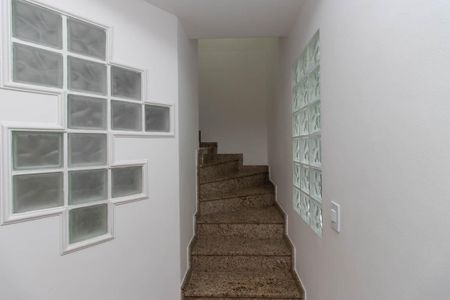 Casa à venda com 131m², 3 quartos e 2 vagas Casa à venda com 131m², 3 quartos e 2 vagasEscada