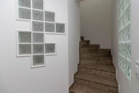 Casa à venda com 131m², 3 quartos e 2 vagas Casa à venda com 131m², 3 quartos e 2 vagasEscada