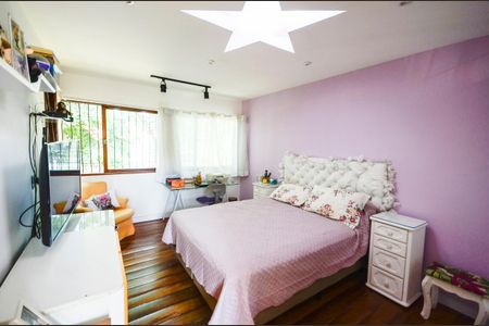 Casa à venda com 640m², 8 quartos e 3 vagas Casa à venda com 640m², 8 quartos e 3 vagasQuarto 5