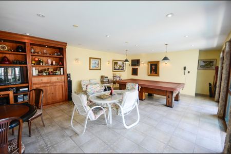 Casa à venda com 640m², 8 quartos e 3 vagas Casa à venda com 640m², 8 quartos e 3 vagasÁrea comum- Sala de Jogos