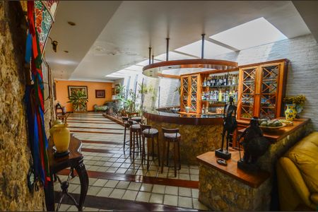 Casa à venda com 640m², 8 quartos e 3 vagas Casa à venda com 640m², 8 quartos e 3 vagasSala