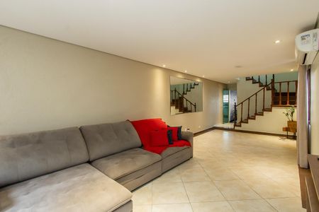 Casa à venda com 140m², 3 quartos e 5 vagas Casa à venda com 140m², 3 quartos e 5 vagasSala