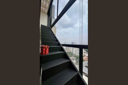 Apartamento para alugar com 66m², 1 quarto e 2 vagas Apartamento para alugar com 66m², 1 quarto e 2 vagasEscada