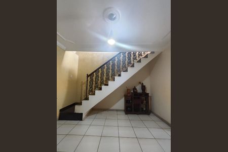 Casa à venda com 502m², 5 quartos e 4 vagasEscada