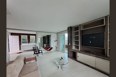 Casa para alugar com 350m², 3 quartos e 8 vagas Casa para alugar com 350m², 3 quartos e 8 vagasSala