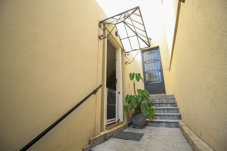 Casa à venda com 360m², 3 quartos e 6 vagasEscada externa