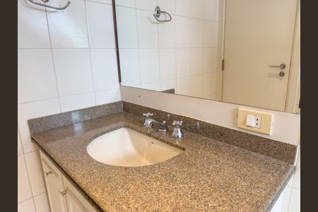 Apartamento à venda com 191m², 4 quartos e 3 vagasBanheiro da Suíte 2