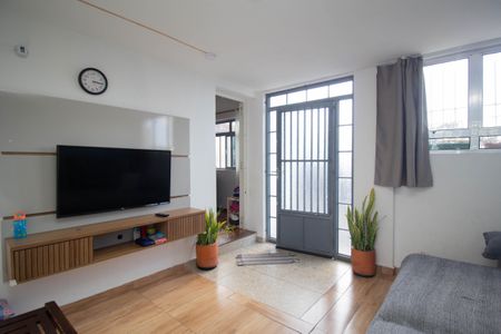 Casa à venda com 300m², 3 quartos e 2 vagas Casa à venda com 300m², 3 quartos e 2 vagasSala de TV