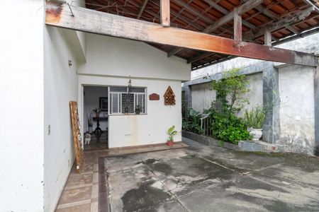 Casa à venda com 231m², 4 quartos e 4 vagas Casa à venda com 231m², 4 quartos e 4 vagasEntrada