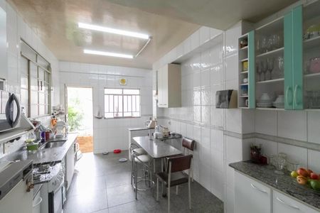 Casa à venda com 231m², 4 quartos e 4 vagas Casa à venda com 231m², 4 quartos e 4 vagasCozinha
