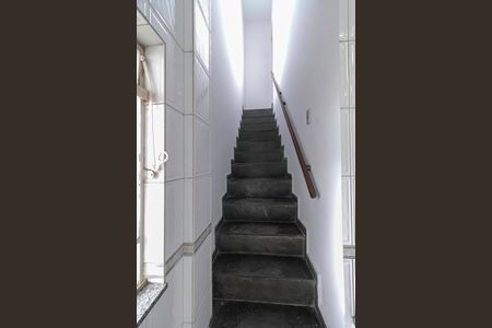 Casa à venda com 231m², 4 quartos e 4 vagas Casa à venda com 231m², 4 quartos e 4 vagasEscada