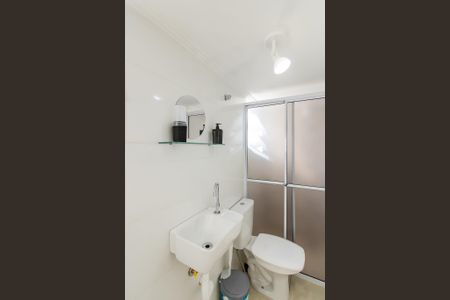 Banheiro de kitnet/studio para alugar com 1 quarto, 25m² em Vila Nhocuné, São Paulo