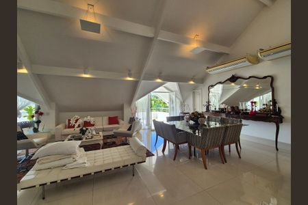 Casa para alugar com 536m², 4 quartos e 2 vagasSótão