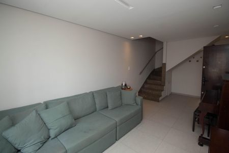 Casa à venda com 150m², 3 quartos e 2 vagas Casa à venda com 150m², 3 quartos e 2 vagasSala