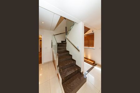 Apartamento à venda com 235m², 4 quartos e 4 vagas Apartamento à venda com 235m², 4 quartos e 4 vagasEscada