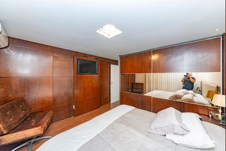 Apartamento à venda com 235m², 4 quartos e 4 vagas Apartamento à venda com 235m², 4 quartos e 4 vagasSuíte