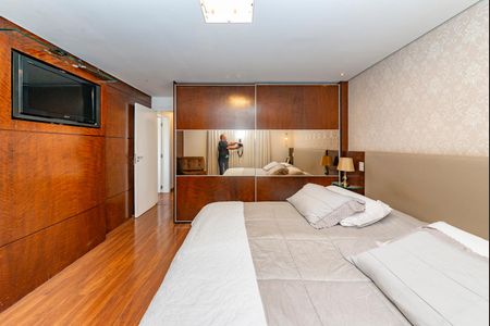 Apartamento à venda com 235m², 4 quartos e 4 vagas Apartamento à venda com 235m², 4 quartos e 4 vagasSuíte