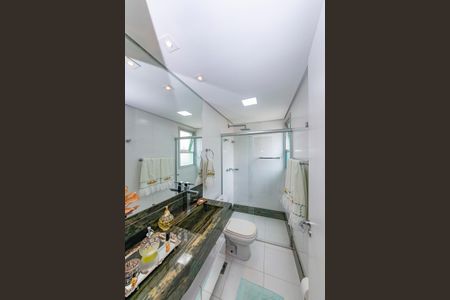 Apartamento à venda com 235m², 4 quartos e 4 vagas Apartamento à venda com 235m², 4 quartos e 4 vagasBanheiro Social 2° Andar