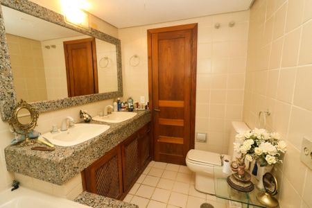 Apartamento à venda com 340m², 3 quartos e 2 vagasBanheiro da Suíte