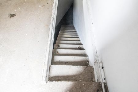 Casa para alugar com 100m², 2 quartos e 2 vagasEscada