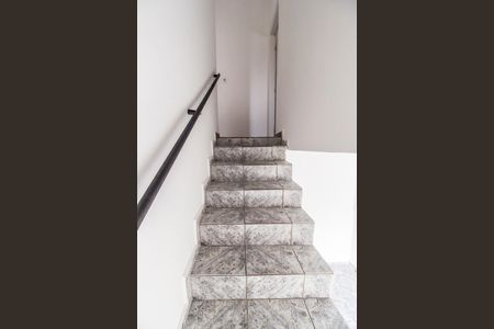 Casa para alugar com 100m², 2 quartos e 2 vagasEscada