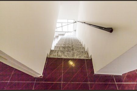 Casa para alugar com 100m², 2 quartos e 2 vagasEscada