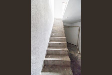 Casa para alugar com 100m², 2 quartos e 2 vagasEscada