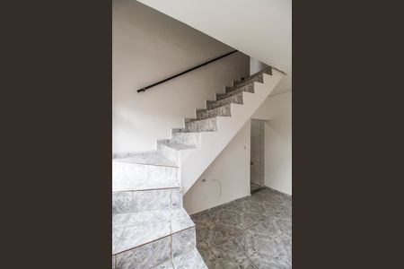 Casa para alugar com 100m², 2 quartos e 2 vagasEscada
