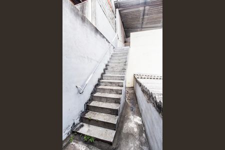 Casa para alugar com 100m², 2 quartos e 2 vagasEscada