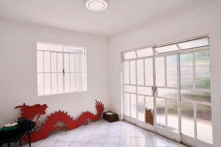 Casa à venda com 280m², 4 quartos e 3 vagas Casa à venda com 280m², 4 quartos e 3 vagasSala