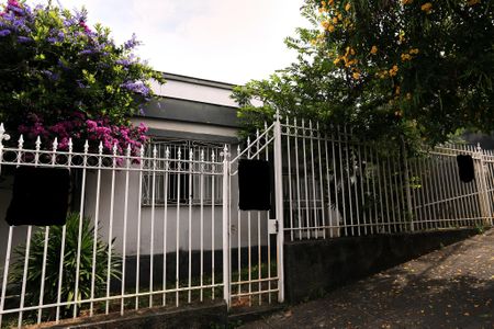 Casa à venda com 280m², 4 quartos e 3 vagas Casa à venda com 280m², 4 quartos e 3 vagasFachada