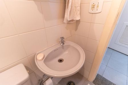 Apartamento para alugar com 354m², 4 quartos e 4 vagas Apartamento para alugar com 354m², 4 quartos e 4 vagasBanheiro de Serviço