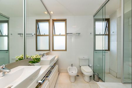 Apartamento à venda com 278m², 4 quartos e 4 vagasBanheiro da Suíte 1