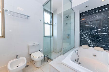 Apartamento à venda com 278m², 4 quartos e 4 vagasBanheiro da Suíte 1