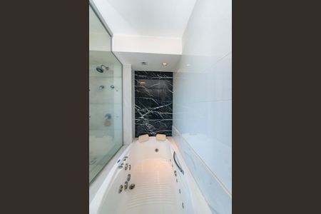 Apartamento à venda com 278m², 4 quartos e 4 vagasBanheiro da Suíte 1