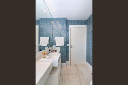 Apartamento à venda com 278m², 4 quartos e 4 vagasBanheiro da Suíte 4