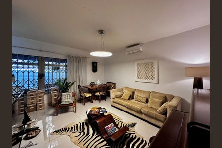 Casa à venda com 289m², 3 quartos e 2 vagasSala