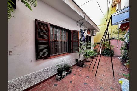 Casa à venda com 289m², 3 quartos e 2 vagasFundos