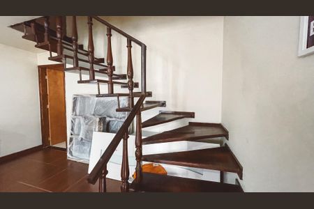 Casa à venda com 150m², 2 quartos e 2 vagasEscada