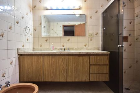 Apartamento à venda com 220m², 3 quartos e 3 vagas Apartamento à venda com 220m², 3 quartos e 3 vagasBanheiro Suíte 1