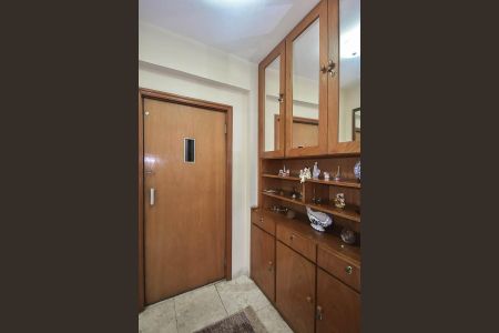 Apartamento à venda com 220m², 3 quartos e 3 vagas Apartamento à venda com 220m², 3 quartos e 3 vagasHall Privativo