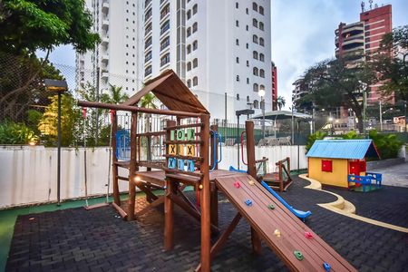 Apartamento à venda com 220m², 3 quartos e 3 vagas Apartamento à venda com 220m², 3 quartos e 3 vagasÁrea Comum - Playground
