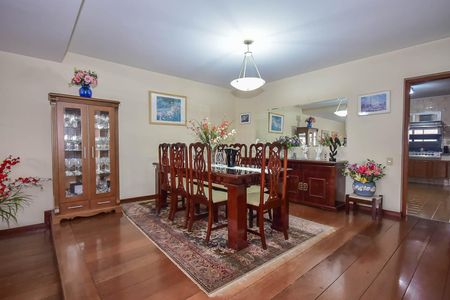 Apartamento à venda com 220m², 3 quartos e 3 vagas Apartamento à venda com 220m², 3 quartos e 3 vagasSala de Jantar